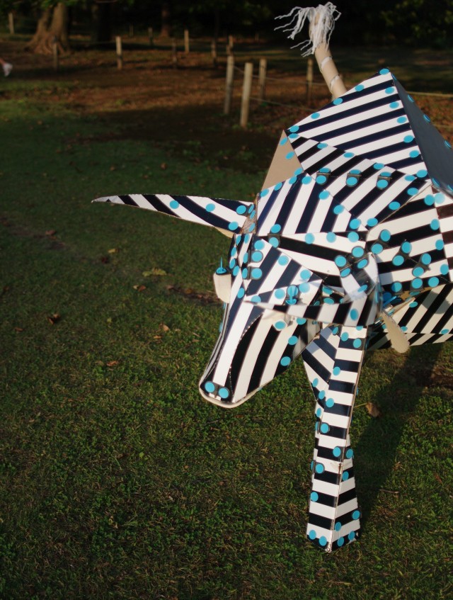 メイクドゥ(makedo)で、実物大のウシを作ってみた！